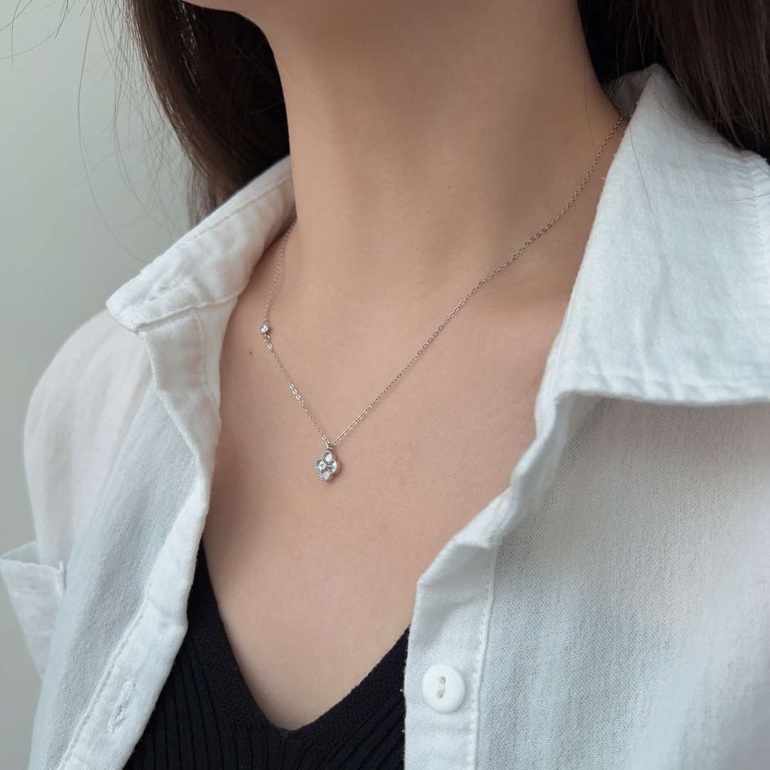 [LoveMore Jewelry]Delicate Flower Shape Necklace